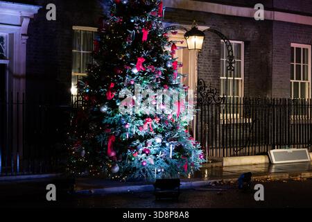 London, Großbritannien. Dezember 2025. Der vor kurzem eingeschaltete Weihnachtsbaum in der Downing Street, der am 1. Dezember 2025 in London, Großbritannien, gesehen wurde. Quelle: SOPA Images Limited/Alamy Live News Stockfoto