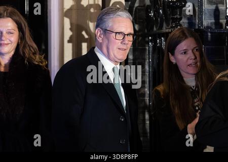 London, Großbritannien. Dezember 2025. Der britische Premierminister Keir Starmer begrüßt die breite Öffentlichkeit, während die Weihnachtsbaumbeleuchtung in der Downing Street am 1. Dezember 2025 in London, Großbritannien, eingeschaltet wird. (Foto: Tejas Sandhu/SOPA Images/SIPA USA) Credit: SIPA USA/Alamy Live News Stockfoto