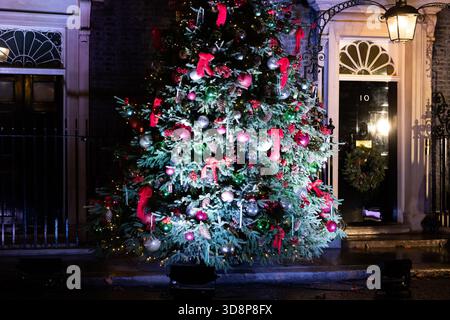 London, Großbritannien. Dezember 2025. Der vor kurzem eingeschaltete Weihnachtsbaum in der Downing Street, der am 1. Dezember 2025 in London, Großbritannien, gesehen wurde. (Foto: Tejas Sandhu/SOPA Images/SIPA USA) Credit: SIPA USA/Alamy Live News Stockfoto