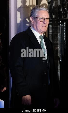 London, Großbritannien. Dezember 2025. Der britische Premierminister Keir Starmer begrüßt die breite Öffentlichkeit, während die Weihnachtsbaumbeleuchtung in der Downing Street am 1. Dezember 2025 in London, Großbritannien, eingeschaltet wird. (Foto: Tejas Sandhu/SOPA Images/SIPA USA) Credit: SIPA USA/Alamy Live News Stockfoto