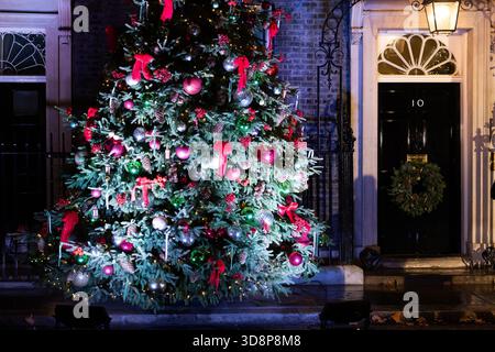 London, Großbritannien. Dezember 2025. Der vor kurzem eingeschaltete Weihnachtsbaum in der Downing Street, der am 1. Dezember 2025 in London, Großbritannien, gesehen wurde. (Foto: Tejas Sandhu/SOPA Images/SIPA USA) Credit: SIPA USA/Alamy Live News Stockfoto