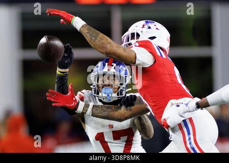 Foxborough, Massachusetts am Montag, den 1. Dezember 2025.New England Patriots Cornerback Christian Gonzalez (R) bricht den geplanten Abschnitt von New York Giants Wide Receiver Wan'Dale Robinson (L) während der zweiten Halbzeit im Gillette Stadium in Foxborough, Massachusetts am Montag, den 1. Dezember 2025 auf. Foto: CJ Gunther/UPI Credit: UPI/Alamy Live News Stockfoto