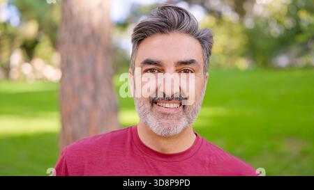 Hübscher Seniorenmann mit grauen Haaren, der draußen lächelt Stockfoto