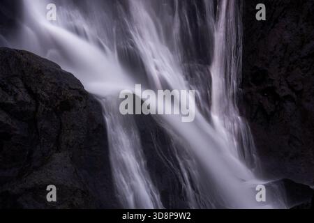Abstrakte Nahaufnahme von Wasser auf Felsen von aber Falls Stockfoto