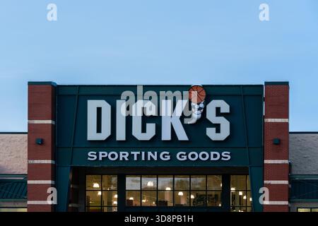 New Hartford, NY – 29. November 2025: Nahaufnahme von Dick’s Sporting Goods, das landesweit über 720 Geschäfte betreibt und der größte Vollsportler ist Stockfoto