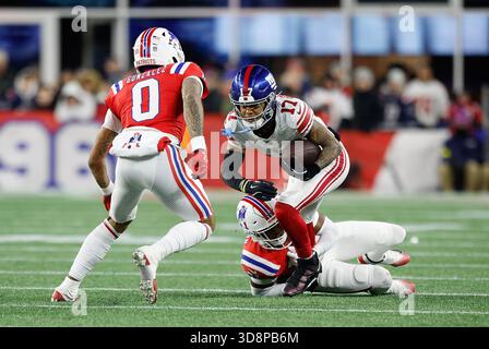 Foxborough, MA, USA. Dezember 2025. MA, USA; New York Giants Wide Receiver Wan'Dale Robinson (17) läuft mit dem Ball, als New England Patriots Cornerback Christian Gonzalez (0) sich auf das NFL-Spiel zwischen New York Giants und New England Patriots im Gillette Stadium in Foxborough, MA, vorbereitet. Quelle: csm/Alamy Live News Stockfoto