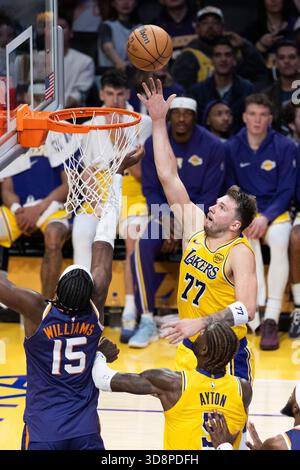 Los Angeles, Usa. Dezember 2025. Los Angeles Lakers' Luka Don?i? (77) geht in den Korb gegen die Phoenix Suns während eines NBA-Basketballspiels am Montag, 1. Dezember 2025 in Los Angeles. Quelle: SOPA Images Limited/Alamy Live News Stockfoto
