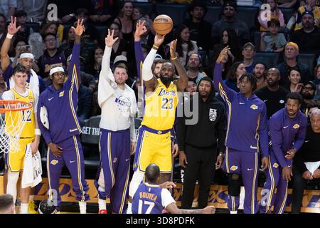 Los Angeles, Usa. Dezember 2025. LeBron James (23) der Los Angeles Lakers spielt am Montag, den 1. Dezember 2025 in Los Angeles gegen die Phoenix Suns. Quelle: SOPA Images Limited/Alamy Live News Stockfoto