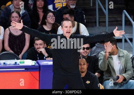 Los Angeles, Usa. Dezember 2025. Jordan Ott, Cheftrainer der Phoenix Suns, tritt bei einem NBA-Basketballspiel am Montag, 1. Dezember 2025 in Los Angeles gegen die Los Angeles Lakers an. Quelle: SOPA Images Limited/Alamy Live News Stockfoto