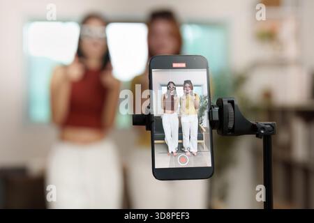Aufzeichnung In Sozialen Medien. Freunde posieren für ein Video auf einer Smartphone-Kamera. Stockfoto