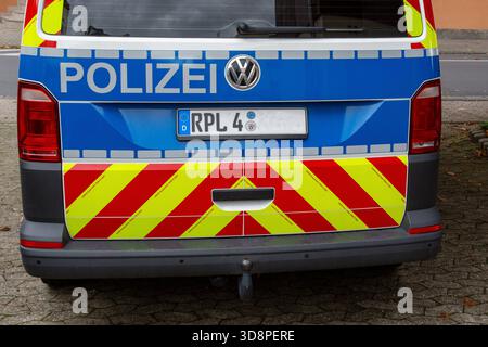 Neuwied, Deutschland - 18. August 2019: Rückansicht des volkswagen-Wagens der Polizei auf Pflaster mit blauen, weißen, roten und gelben Reflexen Stockfoto