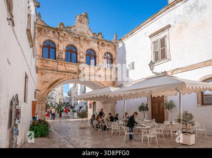 Arco Scoppa auf der Piazza Beato Giovanni Paolo II, ein Steinbogen, der den Palazzo Vescovile (Bischofspalast) mit dem Palazzo del Seminario in Ostuni, Italien, verbindet Stockfoto