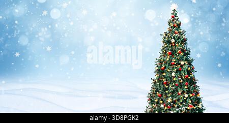 Festlicher Weihnachtsbaum mit roten Kugeln und goldenen Girlanden vor dem Hintergrund eines winterlichen verschneiten Waldes, Schneefällen und Schneeflocken. Schön Stockfoto
