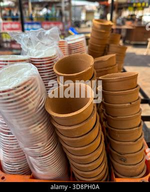Nahaufnahme von Teetassen und Kulladen in einer Teestation Stockfoto