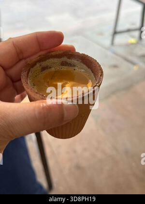 Eine Dame, die Tee in einer traditionellen Tonschale hält, die als Kullade bekannt ist Stockfoto