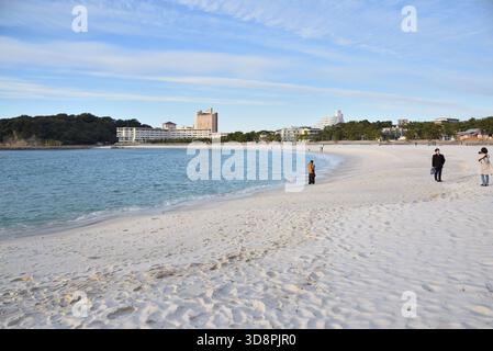 Shirahama Beach beliebter Touristenort mit weißem Sandstrand, Sand importiert aus Perth, Australien, im Bezirk Nishimuro, Präfektur Wakayama in Japan Stockfoto