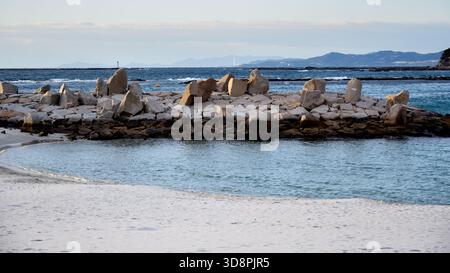 Shirahama Beach beliebter Touristenort mit weißem Sandstrand, Sand importiert aus Perth, Australien, im Bezirk Nishimuro, Präfektur Wakayama in Japan Stockfoto