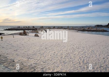 Shirahama Beach beliebter Touristenort mit weißem Sandstrand, Sand importiert aus Perth, Australien, im Bezirk Nishimuro, Präfektur Wakayama in Japan Stockfoto
