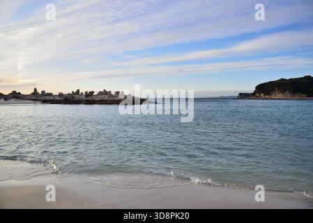 Shirahama Beach beliebter Touristenort mit weißem Sandstrand, Sand importiert aus Perth, Australien, im Bezirk Nishimuro, Präfektur Wakayama in Japan Stockfoto