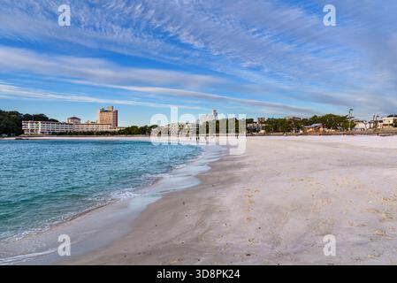 Shirahama Beach beliebter Touristenort mit weißem Sandstrand, Sand importiert aus Perth, Australien, im Bezirk Nishimuro, Präfektur Wakayama in Japan Stockfoto