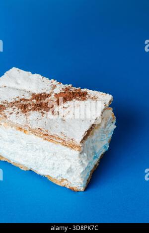 Ein genauer Blick auf einen spanischen Milhojas de merengue unterstreicht den Kontrast zwischen den knusprigen Blätterteigschichten und den dicken weißen Meringue, die alle mit einem Topping belegt sind Stockfoto