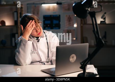 Migräne- und Kopfschmerz-Therapeutin in der Klinik. Depression, psychische Gesundheit und Krankheit Stockfoto