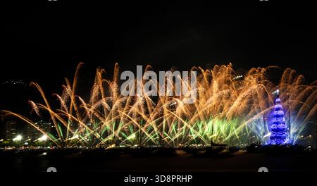 Nächtliches Feuerwerk und beleuchteter Weihnachtsbaum in Botafogo - Rio de Janeiro, Brasilien Stockfoto