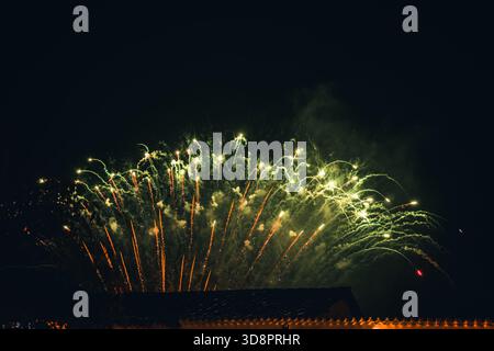 Feuerwerk über Dächern im ländlichen Brasilien am Silvesterabend Stockfoto