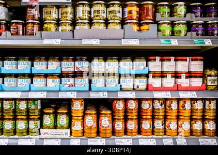 London UK, 28. November 2025, Auswahl an Supermarkt italienische Kochzutat Pesto Stockfoto