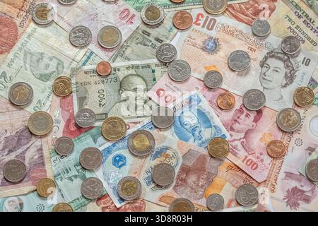 Bargeld Weltwährungen Banknoten, Münzen aus verschiedenen Ländern, Draufsicht, Hintergrund des Finanzkonzepts. Türkische Lira, vietnamesischer Dong, Ägyptisch Stockfoto