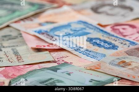 Bargeld Weltwährungen Banknoten, Münzen aus verschiedenen Ländern, Draufsicht, Hintergrund des Finanzkonzepts. Türkische Lira, vietnamesischer Dong, Ägyptisch Stockfoto