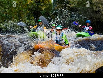 Kajakfahren auf dem Fluss Crana, Buncrana, County Donegal, Irland, Inishowen Stockfoto