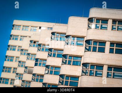 Berlin, Deutschland – Shell House von Erich Fahrenkamp. Modernistische Fassade mit geschwungenen Travertinbändern bei hellem Tageslicht. Stockfoto