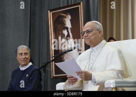 Beirut, Libanon. Dezember 2025. **NO LIBRI** Libanon, 2.12.2025.Papst Leo während des Besuchs bei den Mitarbeitern und Patienten des de la Croix Krankenhauses in JAL Ed Dib, Libanon, Foto von VATIKANISCHEN MEDIEN /CATHOLICPRESSPHOTO Credit: Independent Photo Agency/Alamy Live News Stockfoto