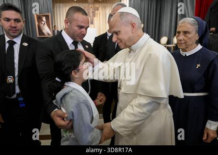 Beirut, Libanon. Dezember 2025. **NO LIBRI** Libanon, 2.12.2025.Papst Leo während des Besuchs bei den Mitarbeitern und Patienten des de la Croix Krankenhauses in JAL Ed Dib, Libanon, Foto von VATIKANISCHEN MEDIEN /CATHOLICPRESSPHOTO Credit: Independent Photo Agency/Alamy Live News Stockfoto