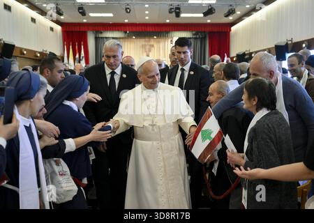 Beirut, Libanon. Dezember 2025. **NO LIBRI** Libanon, 2.12.2025.Papst Leo während des Besuchs bei den Mitarbeitern und Patienten des de la Croix Krankenhauses in JAL Ed Dib, Libanon, Foto von VATIKANISCHEN MEDIEN /CATHOLICPRESSPHOTO Credit: Independent Photo Agency/Alamy Live News Stockfoto