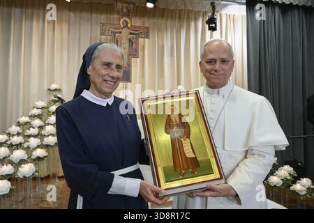 Beirut, Libanon. Dezember 2025. **NO LIBRI** Libanon, 2.12.2025.Papst Leo während des Besuchs bei den Mitarbeitern und Patienten des de la Croix Krankenhauses in JAL Ed Dib, Libanon, Foto von VATIKANISCHEN MEDIEN /CATHOLICPRESSPHOTO Credit: Independent Photo Agency/Alamy Live News Stockfoto
