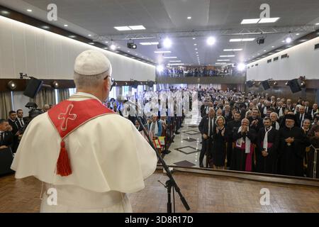 Beirut, Libanon. Dezember 2025. **NO LIBRI** Libanon, 2.12.2025.Papst Leo während des Besuchs bei den Mitarbeitern und Patienten des de la Croix Krankenhauses in JAL Ed Dib, Libanon, Foto von VATIKANISCHEN MEDIEN /CATHOLICPRESSPHOTO Credit: Independent Photo Agency/Alamy Live News Stockfoto