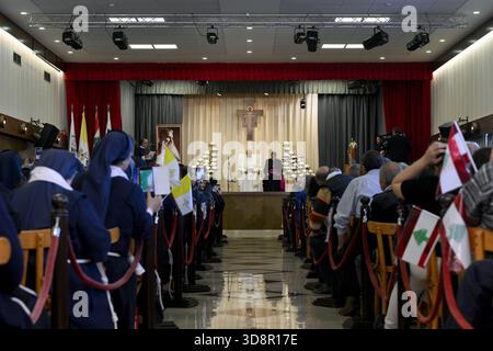 Beirut, Libanon. Dezember 2025. **NO LIBRI** Libanon, 2.12.2025.Papst Leo während des Besuchs bei den Mitarbeitern und Patienten des de la Croix Krankenhauses in JAL Ed Dib, Libanon, Foto von VATIKANISCHEN MEDIEN /CATHOLICPRESSPHOTO Credit: Independent Photo Agency/Alamy Live News Stockfoto