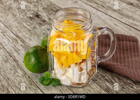 Gourmet-Ricotta-Käse mit frischer Mango Stockfoto