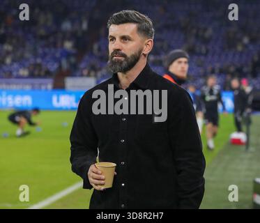 firo: 28.11.2025, Fußball, 2. Liga, 2. Bundesliga, Saison 2025/2026, Schalke 04 - SCP Paderborn 2:1 Cheftrainer Miron Muslic von Schalke 04 Coach sieht sich die Halbfigur an (c) WorlDRIGHTS !!! Es gelten unsere Allgemeinen Geschäftsbedingungen, verfügbar Stockfoto