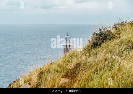Santa Catalina Leuchtturm durch das große Küstengras auf Cliff, Lekeitio, Baskenland, Spanien Stockfoto