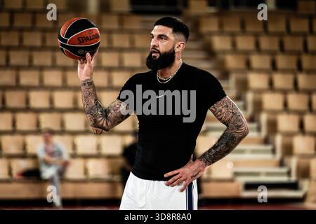 Vincent Poirier von Anadolu Efes Istanbul wurde während des Spiels der Turkish Airlines EuroLeague zwischen AS Monaco und Anadolu Efes Istanbul bei der Salle Gaston Médecin gesehen. Endergebnis ALS Monaco 102: 66 Anadolu Efes Istanbul Stockfoto