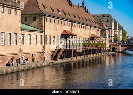 Das Alte Zollhaus Ancienne Douane an der Ill in Straßburg, Elsass, Frankreich | das Ancienne Douane Old Custom House am Ill River in Strasbo Stockfoto