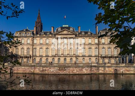 Palais Rohan Palais Rohan und Fluss Ill in Straßburg, Elsass, Frankreich Palais Rohan und Fluss Ill in Straßburg, Elsass, Frankreich *** Palais Rohan PAL Stockfoto