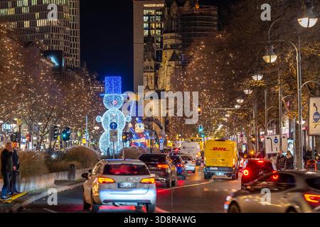 Weihnachtsdekoration, Lichter, in Berlin, Tauentzienstraße, Blick auf die Gedächtniskirche am Breitscheidplatz, Weihnachtsmarkt Stockfoto
