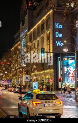 KaDeWe, Kaufhaus des Westens in der Tauentzienstraße mit Weihnachtsbeleuchtung dekoriert, Berlin, Deutschland Stockfoto