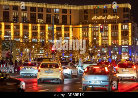 Leipziger Platz, Mall of Berlin, mit Weihnachtslichtern dekoriert, 30-Meter-Zone, Berlin, Deutschland Stockfoto