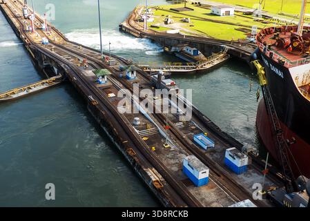 Durchfahrt über den Panamakanal: Über die Gatun-Schleusen Stockfoto