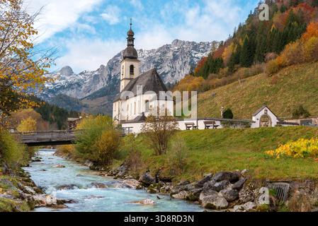 Kirche St. Sebastian in einer Herbstkulisse in den Bayerischen Alpen Stockfoto